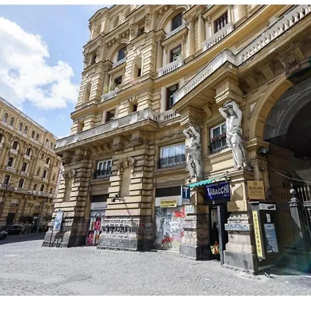 App Piazza Nicola * 나폴리